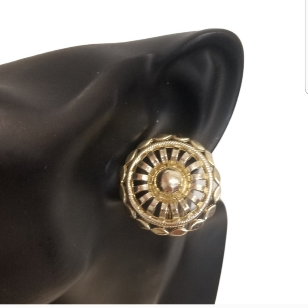 CORO VINTAGE 1950S GOLDTONE ORNATE BUTTON STYLE CLIP ON EARRINGS